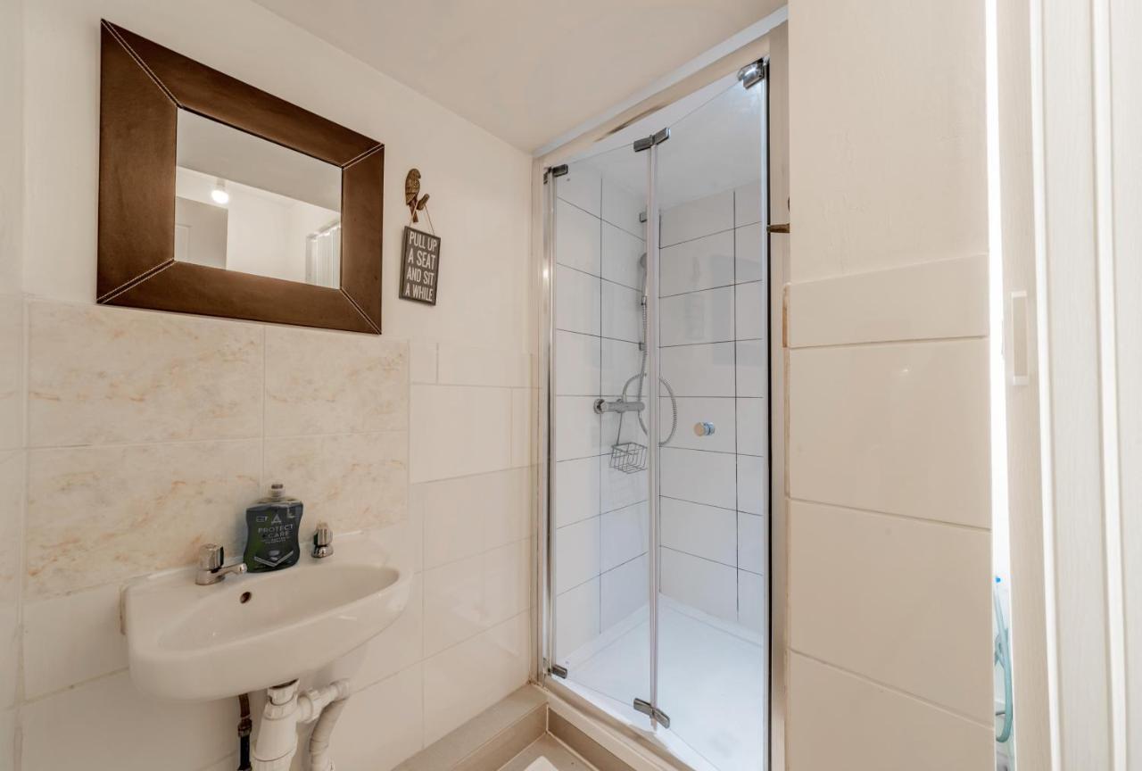 Апартаменты Stylish 3-Bed Terraced House With Wi-Fi Чатам Экстерьер фото